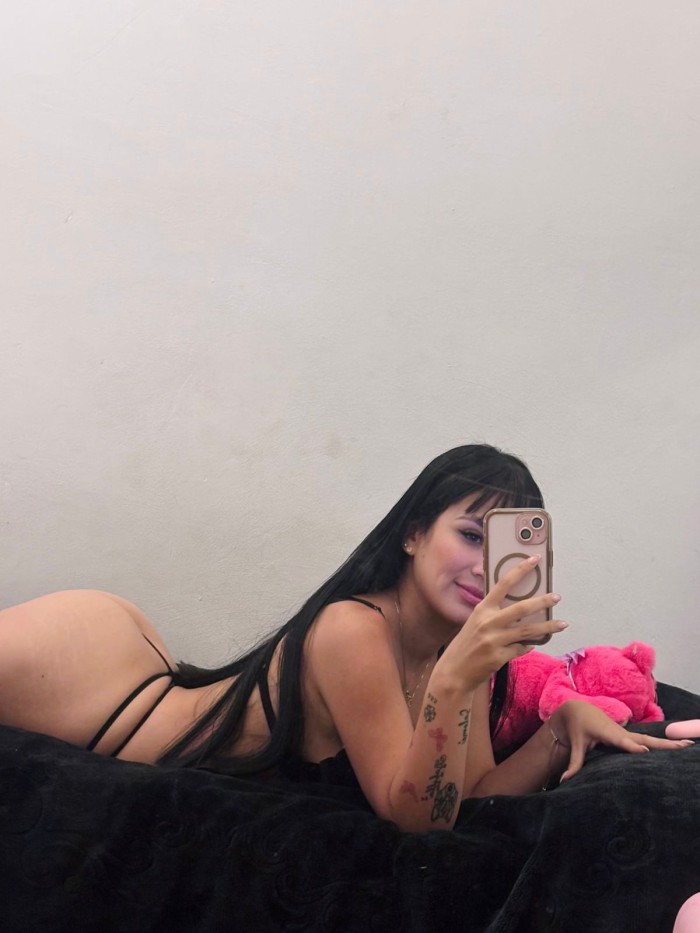 Picara colombiana muy enrollada en la cama