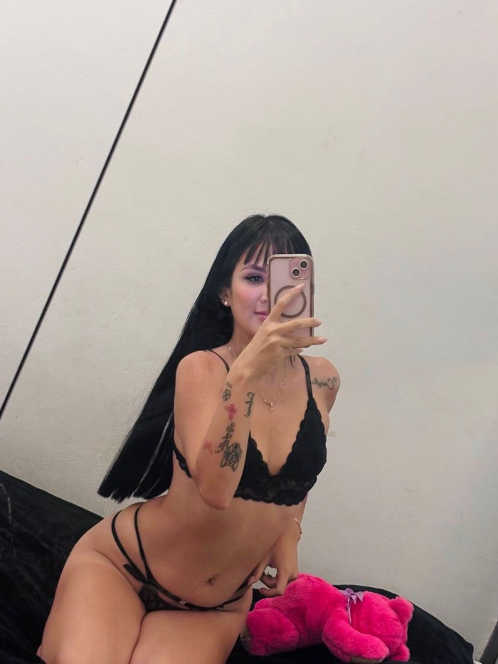 Picara colombiana muy enrollada en la cama