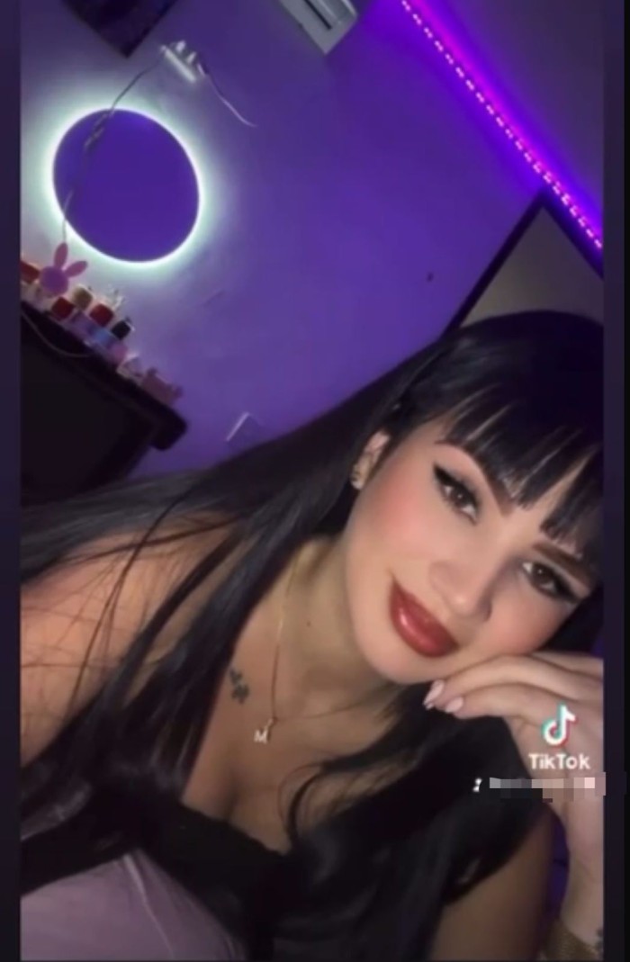 Picara colombiana muy enrollada en la cama