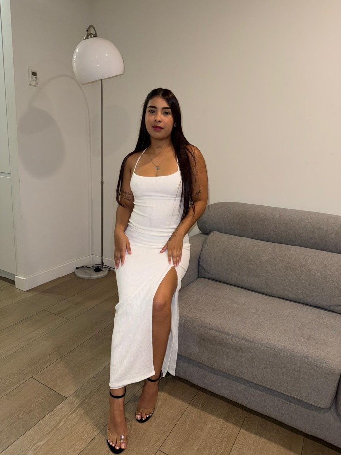 Morena con lindas tetitas en (vía Julia)