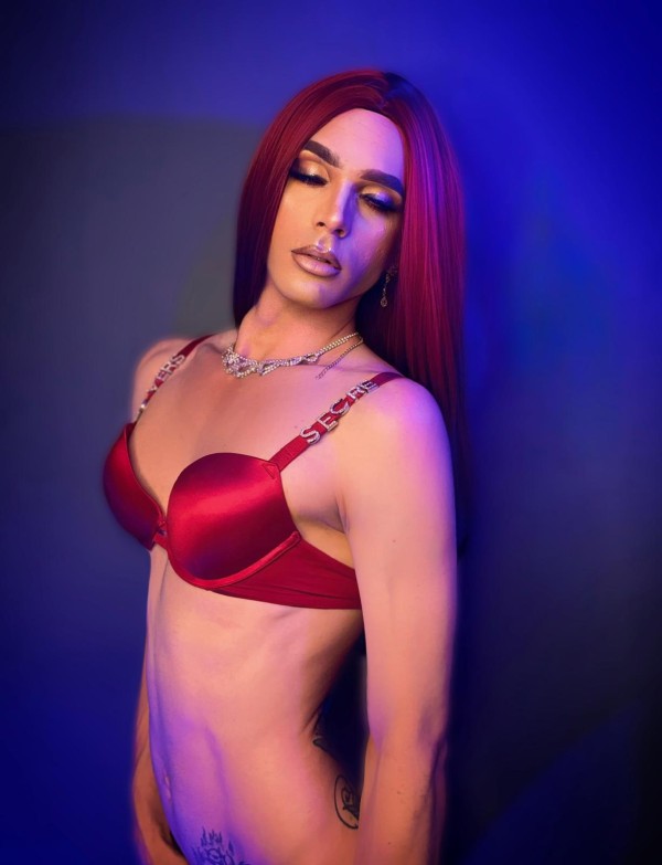 Peli roja , pollona latina