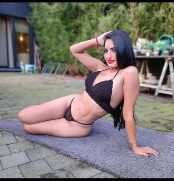 RICA Y TRAVIESA ADICTA AL SEXO A TOPE