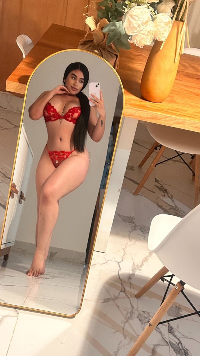 chica de mente muy abierta seductora y simpática