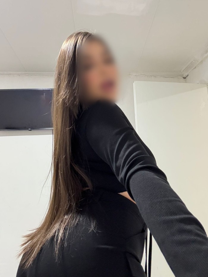 Chica complaciente guapa sexy fiestera