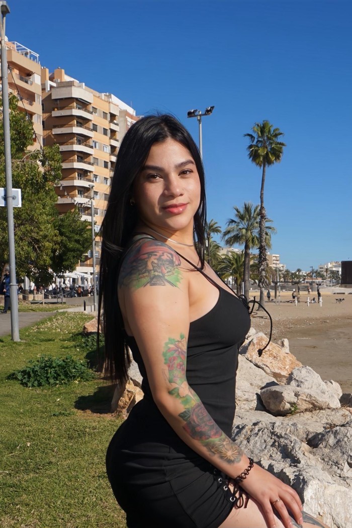 COQUETA ESCORT CON CURVAS ESPLÉNDIDAS