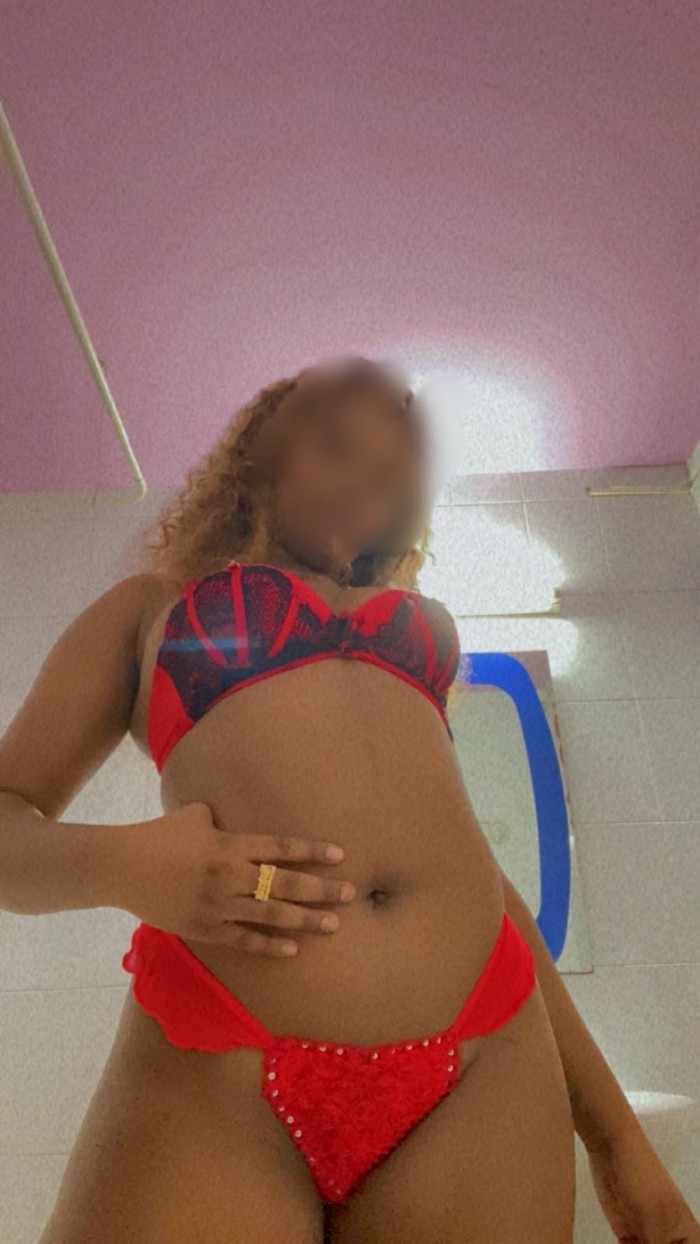 Morena experta en placer complaciente