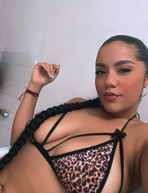 Una chica muy guapa Mia nueva en la ciudad