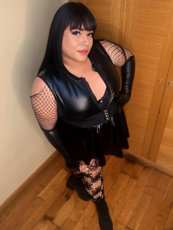 DOMINA MaCa: Elegancia, Poder y Curvas de Infarto