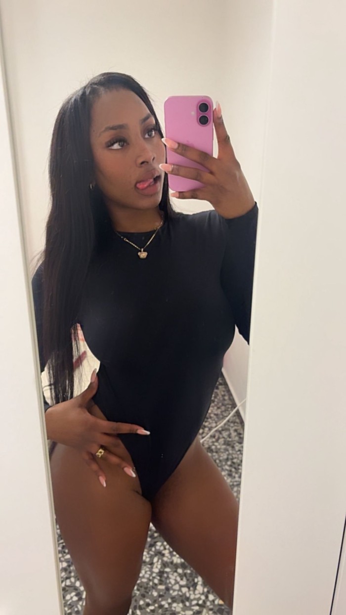 MULATA CON GARGANTA PROFUNDA Y LENGUA JUGUETONA