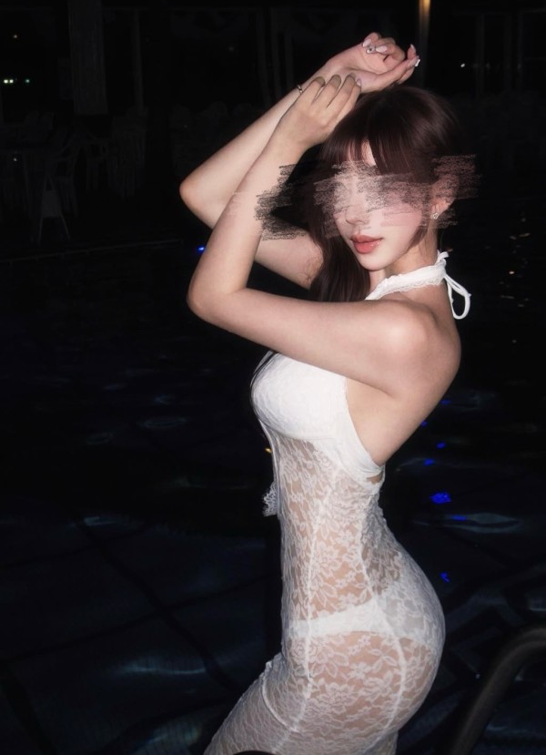 22 años BRUNETTE elegante y soicada GUAPÍSIMA