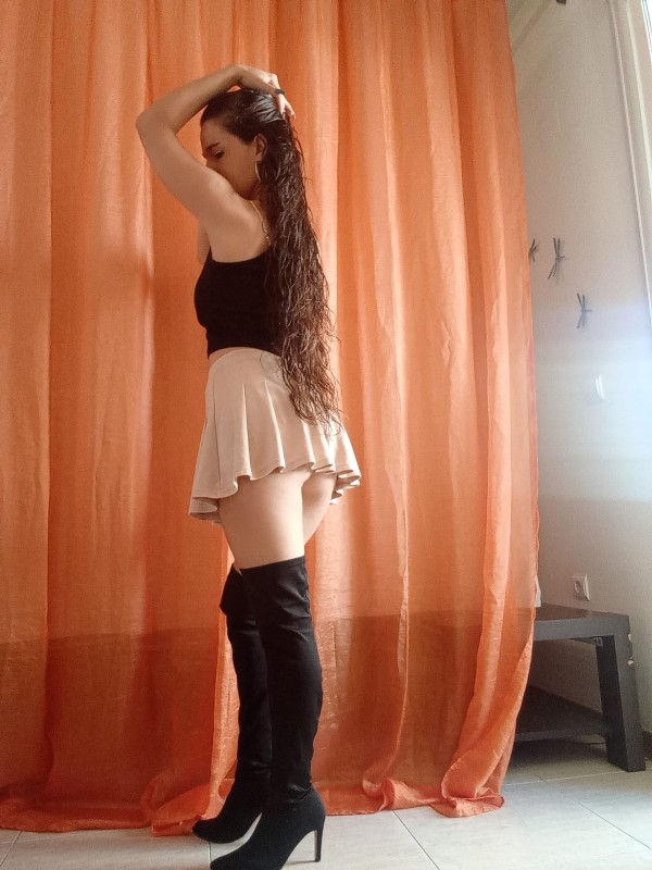 VALERIA ,MITAD ARGENTINA MITAD ESPAÑOLA DELGADITA 26 AÑOS