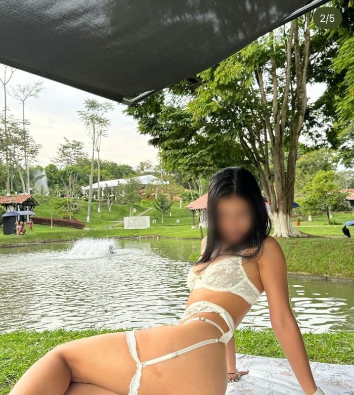 LATINA DELGADA ARDIENTE CON GANAS DE UNA GRAN POLL