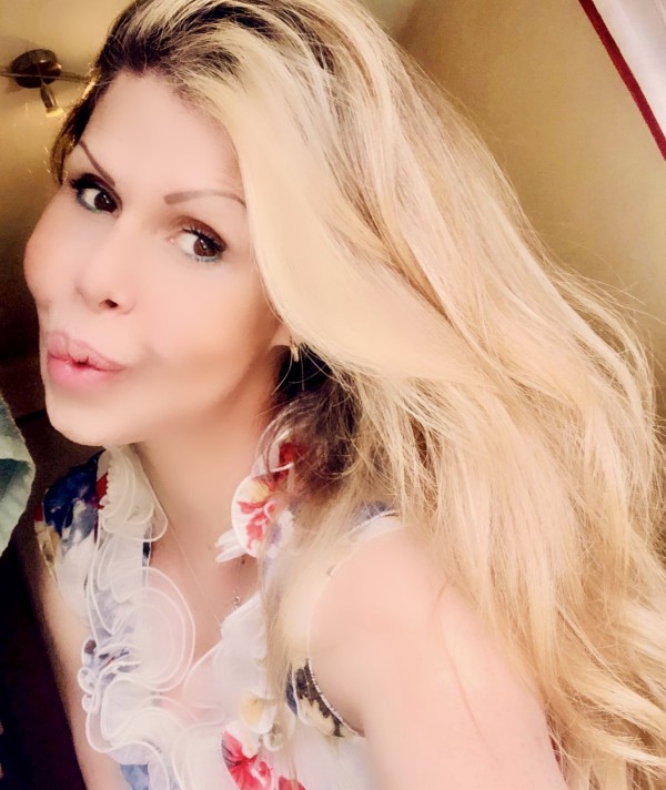 TRANS ELEGANTE VERSÁTIL CON EL TRATO DE NOVIO SIN LÍMITES CACHONDA Y LECHER