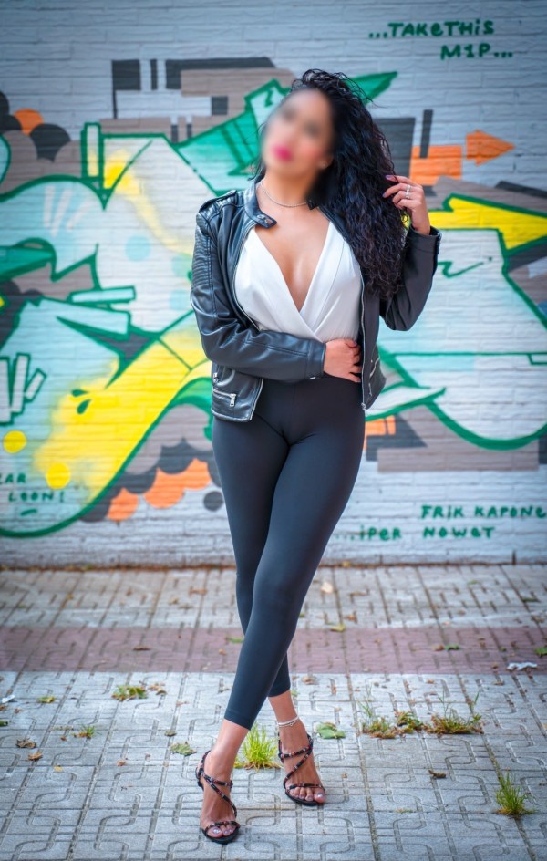 DELICIOSA VENEZOLANA CON GANAS DE SEXO SIN PARAR
