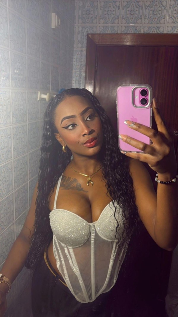 Mulata de pechos grandes naturales para morder y chupar