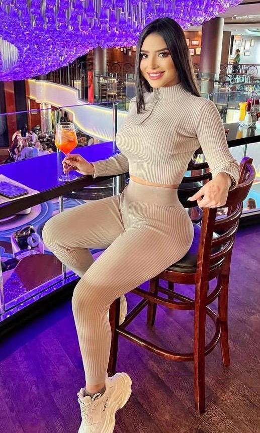 ARDIENTE Y SEXY LATINA