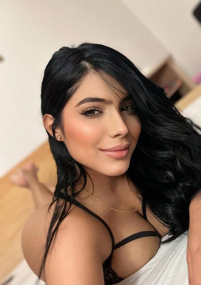 DULCE ATRACTIVA Y SEXY LATINA