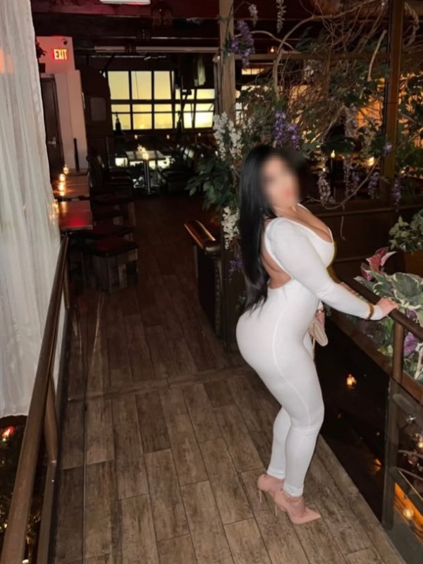 Soy chica complaciente cariñosa dispuesta a cumpli