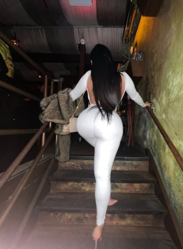 Soy chica complaciente cariñosa dispuesta a cumpli