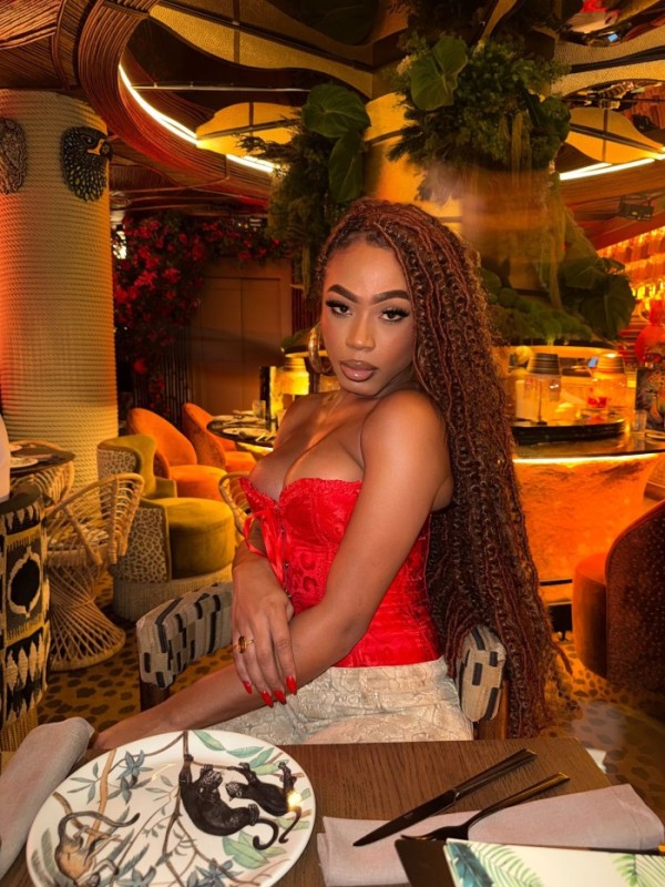 SOY UNA CHICA MUY COMPLACIENTE VERST Y TRAGONA