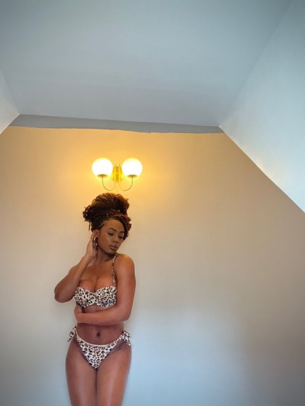 SOY UNA CHICA MUY COMPLACIENTE VERST Y TRAGONA