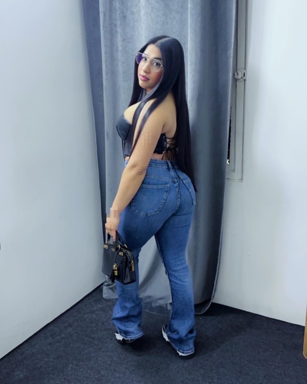 Nuevas amigas en la zona  / Salidas 24 por La zona