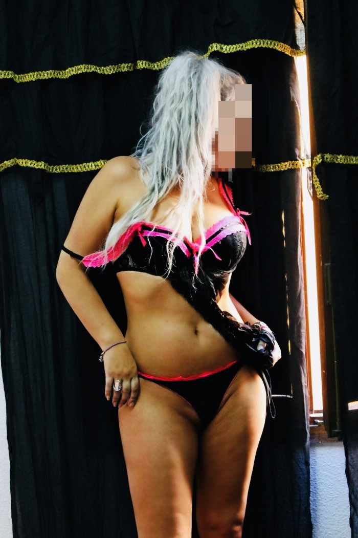 Chicas guapas de fiesta – copa gratis