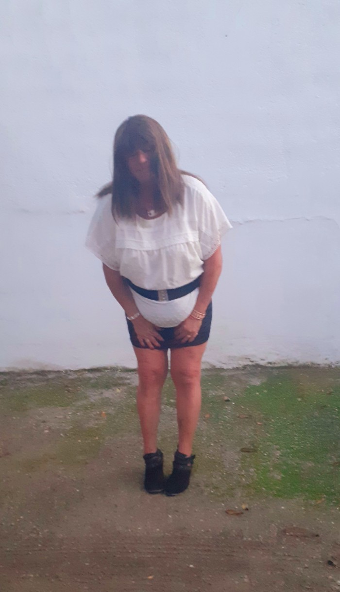 Hombre madurito bisex se viste de mujer