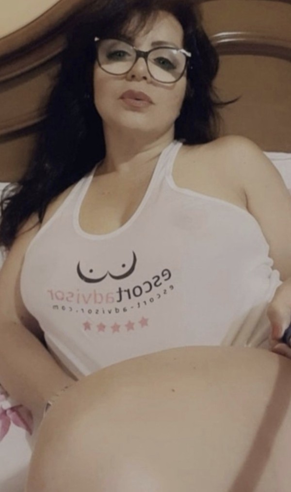 Novedad cincuentona auténtica devora pollas