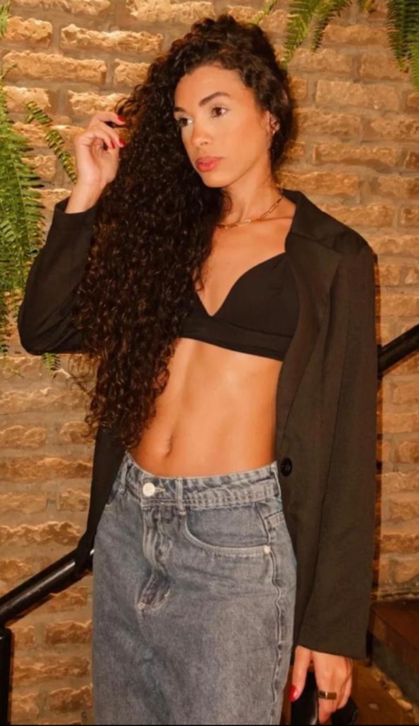 Soy la chica que tu pareja no quiere que veas.