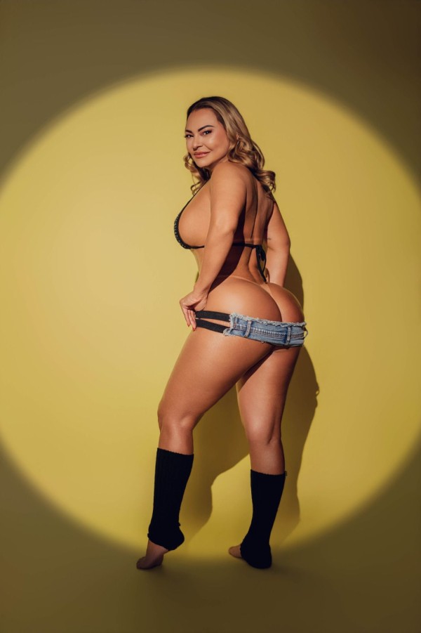 Sexy brasieña de grandes pechos y culo respingon