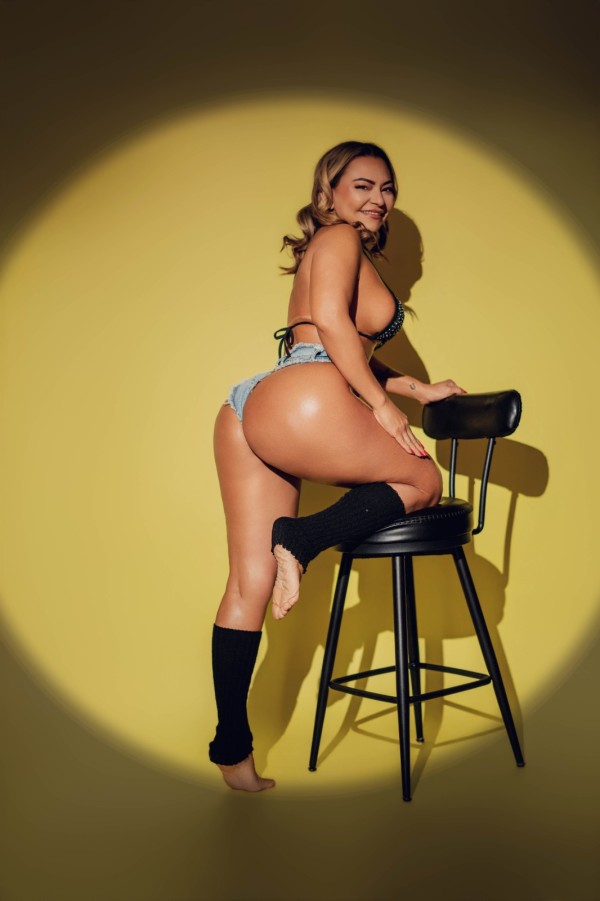 Sexy brasieña de grandes pechos y culo respingon