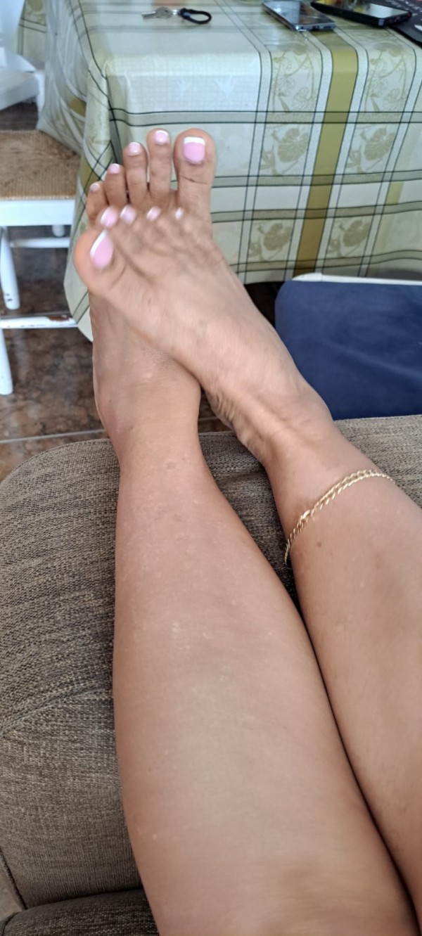 AMA DE CASA ABURRIDA Y CACHONDA