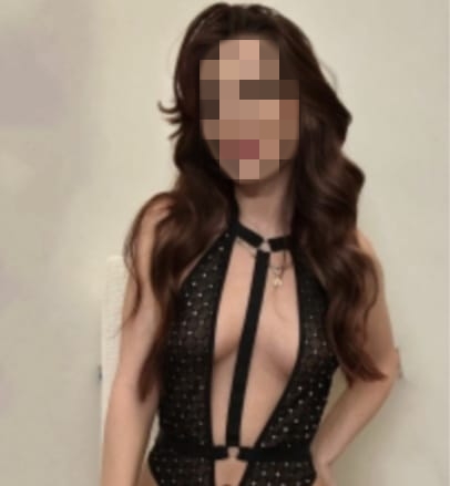 ABRIL, MUJER HERMOSA Y SENSUAL