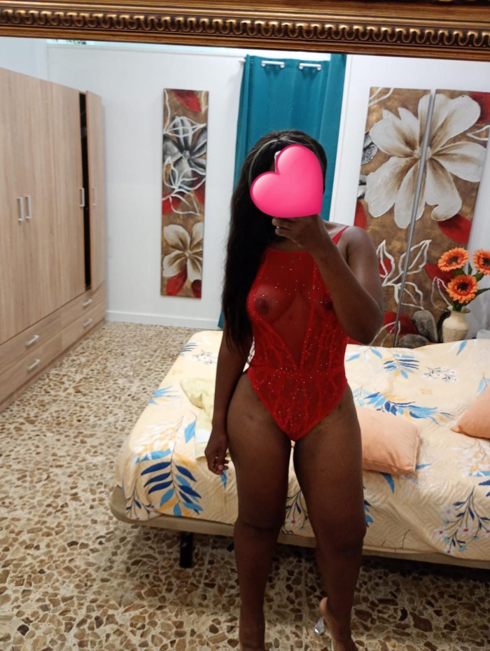 Morena cachonda cariñosa y muy juguetona
