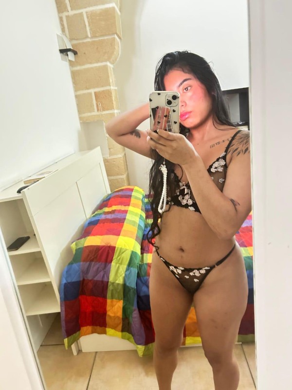 LAURA · 20 · COLOMBIANA — juventud y energía