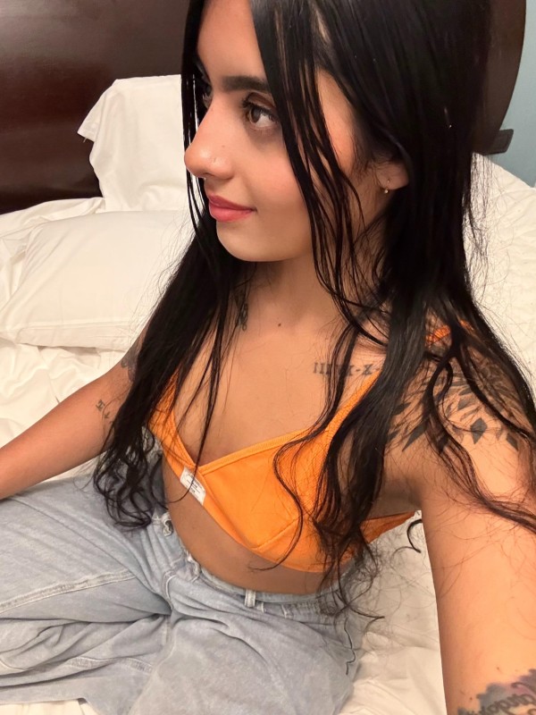 LAURA · 20 · COLOMBIANA — juventud y energía