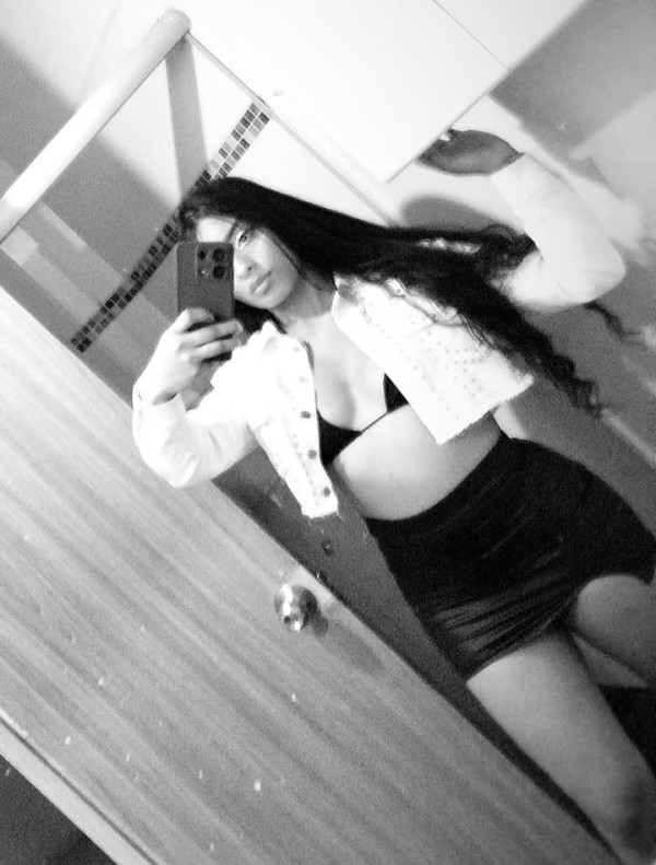 LAURA · 20 · COLOMBIANA — juventud y energía