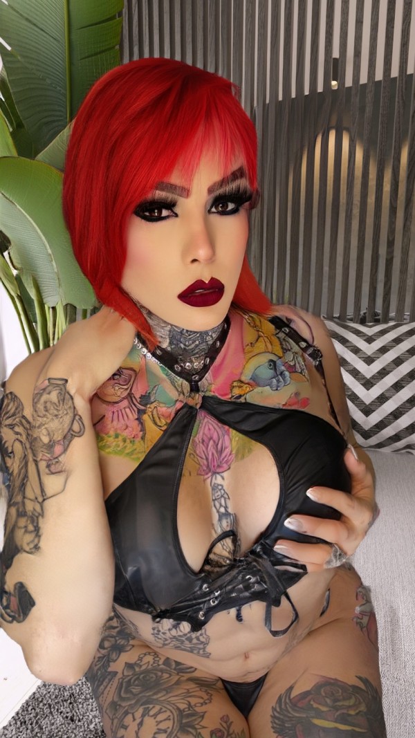 Latina recién llegada por primera vez peli roja candente