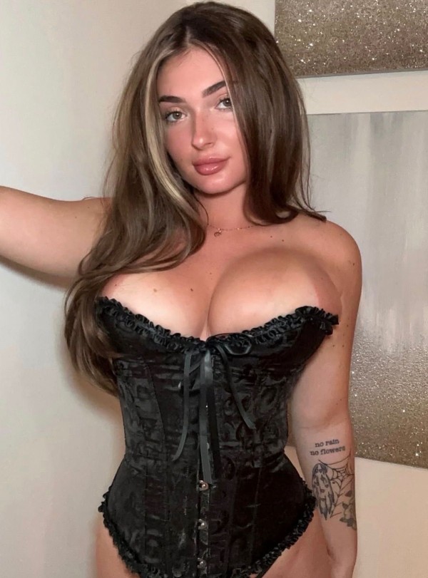 KIARA CHICA PERVERTIDA CON GANAS DE SEXO