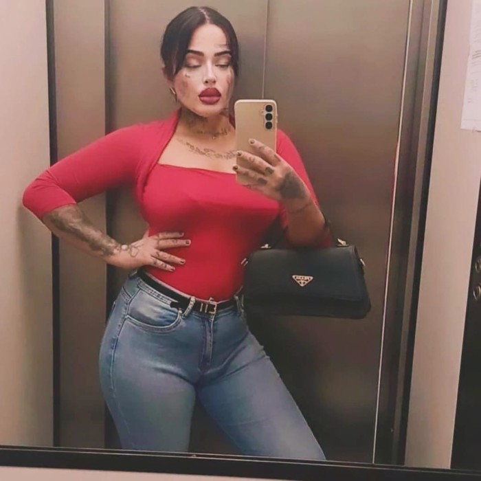 Brasileña tatuada seductora y muy cachonda