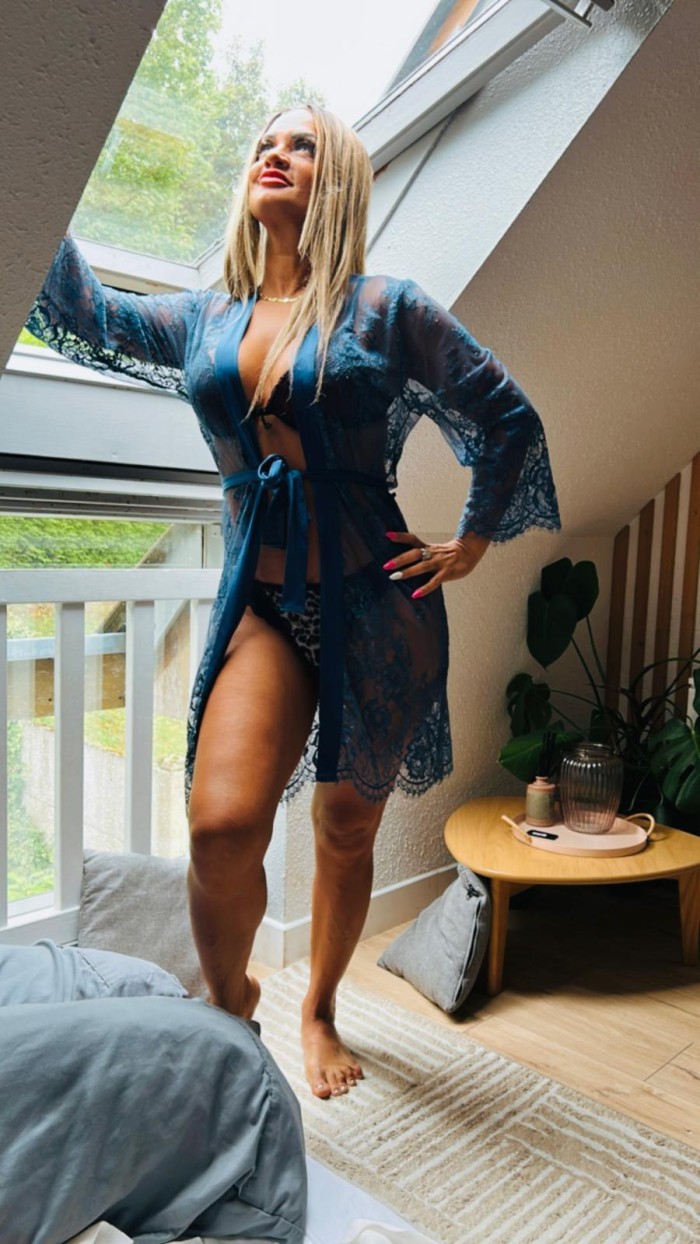 NOVEDAD GABI! MORBOSA CACHONDA FIESTERA VICIOSA EN LA CALA DE MIJAS