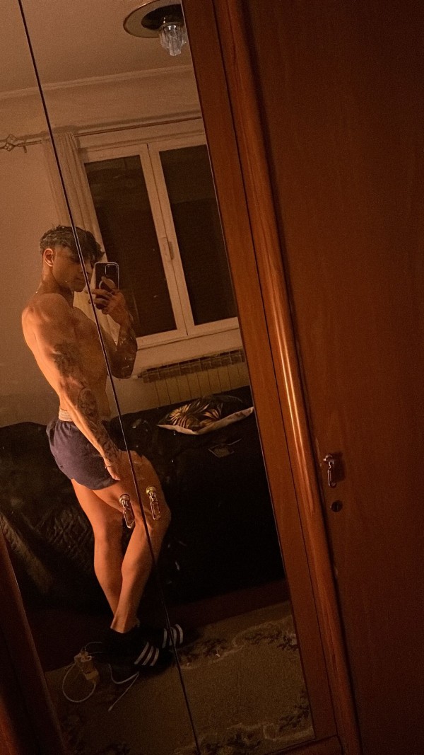 Guapo fiestero sensual, dispuesto a complacerte