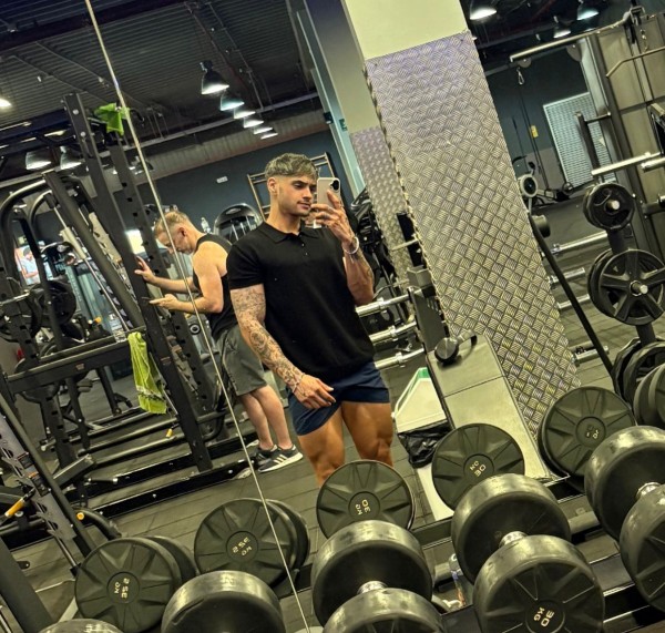 Guapo joven travieso