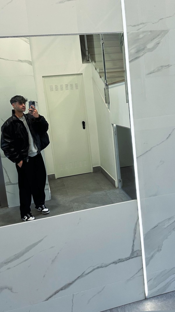 Guapo joven travieso