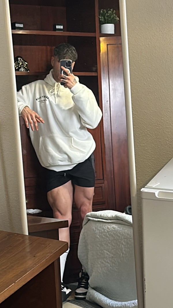 Guapo joven travieso