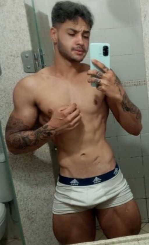 Guapo joven travieso