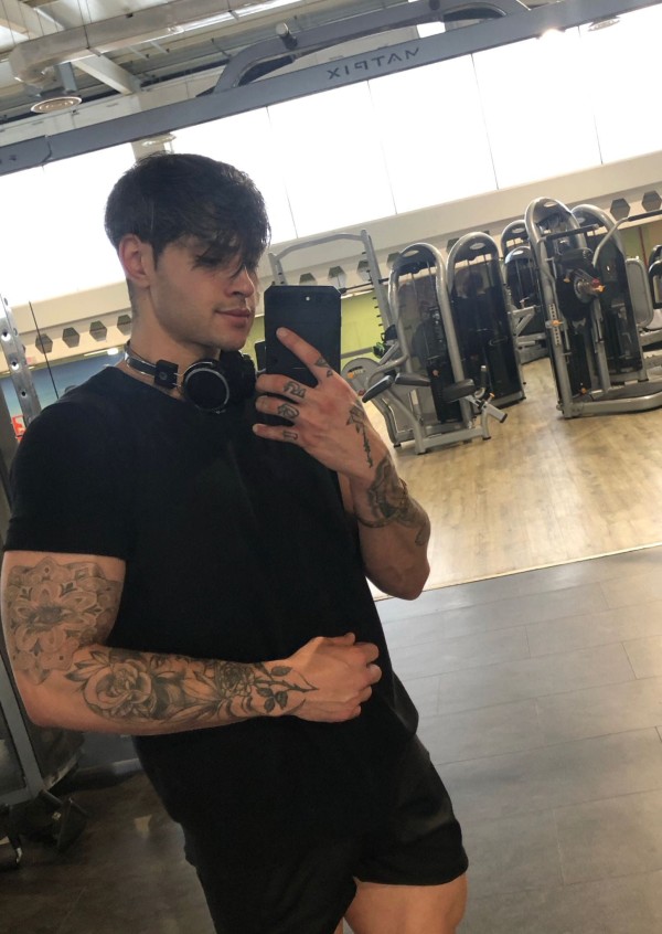 Guapo joven travieso