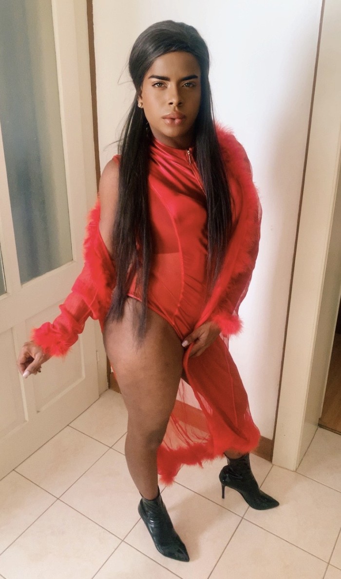 Chica trans súper fiestera a disposición