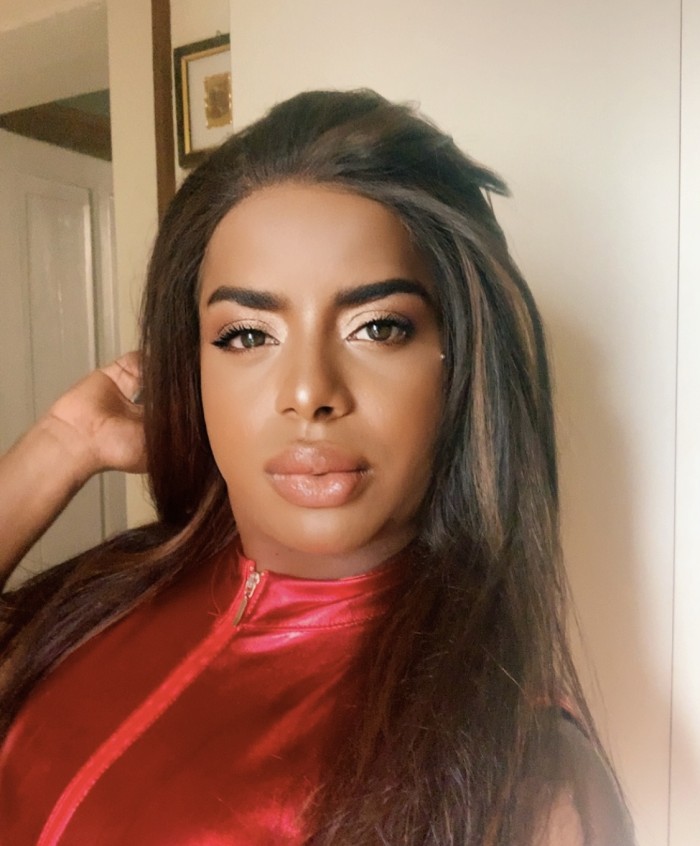 Chica trans súper fiestera a disposición